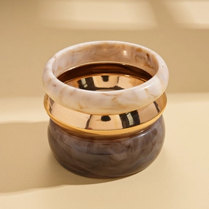 Set di bracciali tondi in resina e metallo dorato effetto marmo crema e marrone scuro