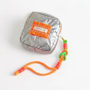 Trousse à maquillage carrée argentée en PU avec motifs nœuds et poignée orange