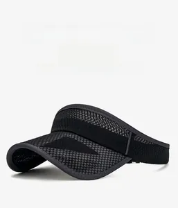 Détail de la visière en maille noire avec tissu respirant et large bord pour le sport