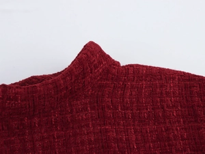 Détails de la texture du tissu tweed rouge vin et de l'encolure de la robe