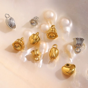 Vue macro de pendentifs cœur et muguet en or et argent pour la création de bijoux