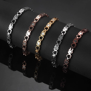 Braccialetti magnetici in acciaio inossidabile con cuori traforati in cinque colori