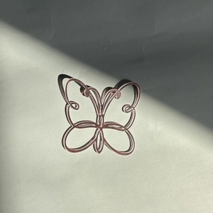 Jeu d'ombres artistiques sur décoration de gâteau papillon en acrylique ajouré