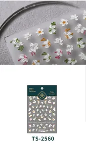 Vista macro di adesivi per unghie 5D a rilievo con motivi floreali di camelia