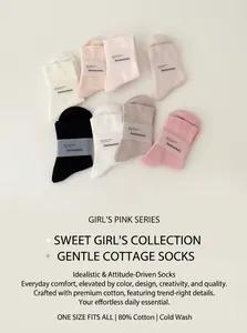 Gros plan de chaussettes en coton pastel dans un emballage de style de vie esthétique