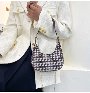 Retro houndstooth hobo bag with dark brown leather strap and gold metal chain detail