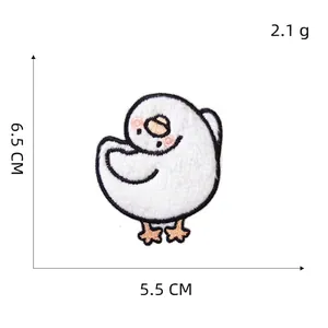 Détail d'un mignon patch brodé canard en peluche blanc avec mesures 6,5 cm et 5,5 cm