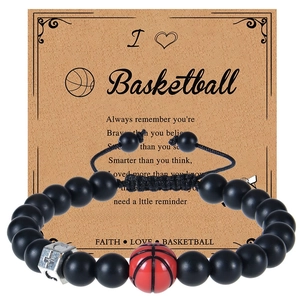 Detalle de pulsera de baloncesto con cuentas en una tarjeta de regalo inglesa inspiradora