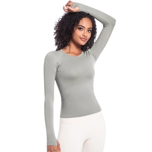 Dettaglio della maglia sportiva grigio-verde a maniche lunghe con fori per i pollici