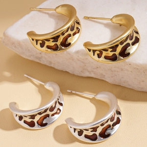 Vintage metal C-shaped earrings with brown leopard print pattern in gold and silver finish