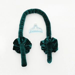 Donkergroene fluwelen hitteloze krulset met twee scrunchies en een transparante haarklem