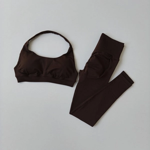 Dettaglio della fascia a costine marrone cioccolato senza cuciture e dei legging yoga