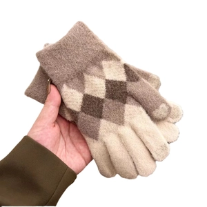 Winter knitted touchscreen gloves with diamond check pattern and ribbed wrist cuffs