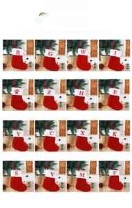 Détail de chaussettes de Noël en tricot rouge avec revers en peluche et lettres