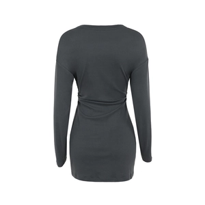 Détail de la taille croisée et texture en maille sur cette robe courte grise à col en V