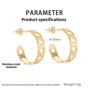Détail de boucles d'oreilles en acier inoxydable plaqué or 18 carats avec texture chaîne