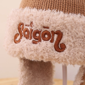 Detalle de gorro de invierno con forro de piel sintética y bordado Saigon frontal
