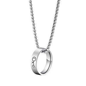 Vue détaillée d'un pendentif anneau en acier inoxydable argenté avec gravure et chaîne rolo