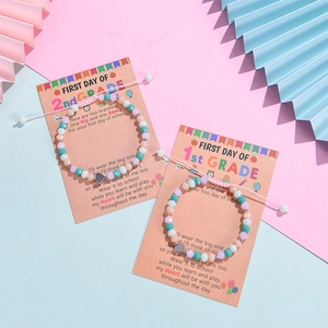 Bracelets à perles et breloque cœur avec cartes de vœux pour la rentrée scolaire