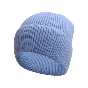 Dettaglio del berretto in maglia azzurro che mostra la trama a coste e il risvolto