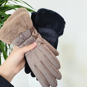 Guanti invernali touch da donna in nylon trapuntato e pelliccia sintetica, colori kaki e nero