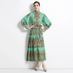Robe maxi vintage à fleurs vertes avec col montant, manches lanternes et ceinture