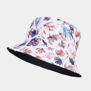 Texture détaillée du chapeau bob en coton à fleurs roses avec doublure noire