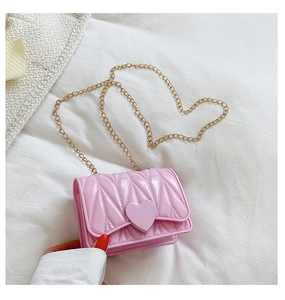Detail of pink silicone heart crossbody bag with diamond lattice texture and gold chain