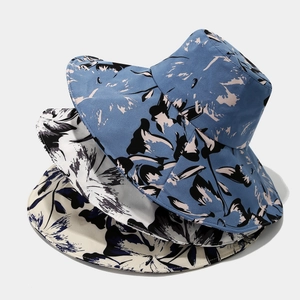 Chapeau de soleil à large bord avec imprimé floral en bleu, blanc et beige pour l'extérieur