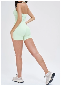Détail de l'ensemble de yoga vert menthe sans couture avec short taille haute sculptant