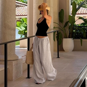 Dettaglio della trama in lino e della coulisse in vita dei pantaloni larghi da donna