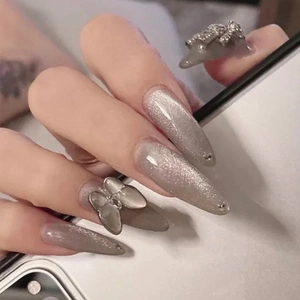 Faux Ongles Longs Amande Oeil De Chat Gris Violet Paillettes Magnétiques Avec Nœuds En Relief Et Strass Ongles Artificiels