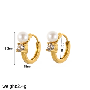 Détail des créoles plaquées or 18k avec perle blanche et accents de zircone