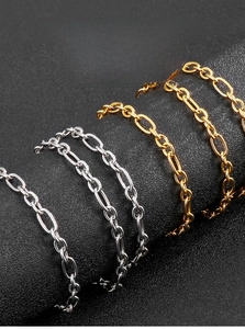 Colliers à maillons en acier inoxydable poli or et argent sur fond noir mat
