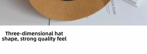 Dettaglio macro del cappello di paglia naturale con trama di tessitura ad alta densità