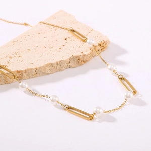 Collier en acier inoxydable plaqué or 18 carats avec perles et rectangles ajourés