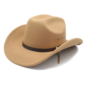 Détail d'un chapeau de cowboy kaki montrant des œillets en métal et un ruban en cuir