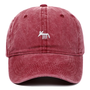 Casquette de baseball en coton lavé bordeaux avec broderie de renard blanc