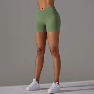 Dettaglio della vita a V incrociata sugli shorts da yoga senza cuciture verde erba