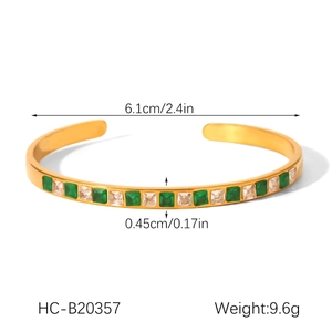 Détail du bracelet en acier inoxydable plaqué or 18K avec zircons verts et dimensions