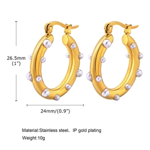 Detail von 26,5mm Gold-Creolen mit Perlen und Maßangaben aus Edelstahl mit IP-Gold
