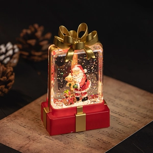 Lanterne boule de Noël avec Père Noël en coffret rouge sur une partition de musique