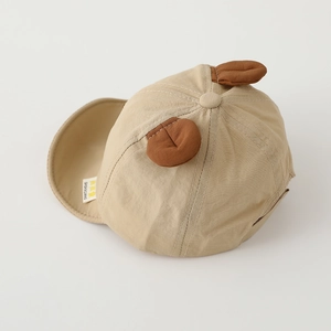 Detailansicht der Khaki Baby-Basecap mit Bärenohren und atmungsaktivem Stoffgewebe