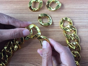 Detail van het verbinden van gouden CCB plastic schakels voor hip hop sieraden rekwisieten