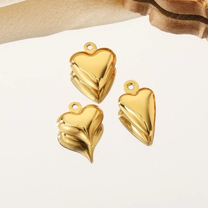 Vista dettagliata di tre ciondoli a forma di cuore placcati in oro 18K con finitura lucida