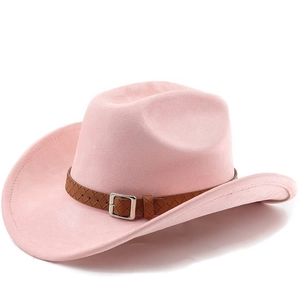 Gros plan du chapeau de cowboy en daim rose avec bande tressée brune et boucle en métal