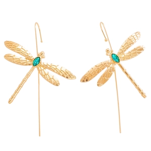 Détail de boucles d'oreilles libellule dorées avec pierre verte et ailes ciselées
