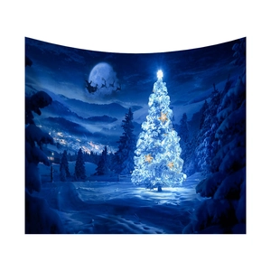 Tapisserie de Noël avec un sapin bleu lumineux et le traîneau du Père Noël dans la neige