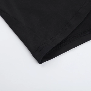 Gros plan détaillé montrant la double couture de précision sur la robe de soirée noire