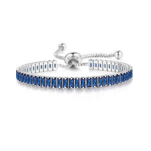 Détail du bracelet réglable en argent avec zircons rectangulaires bleus et fermoir